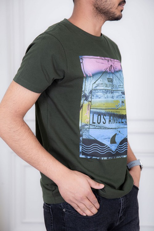 تيشيرت رجالي لون زيتي مزين بكتابات و رسومات ملونة من الأمام