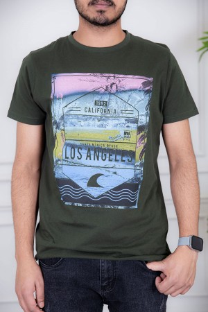 تيشيرت رجالي لون زيتي مزين بكتابات و رسومات ملونة من الأمام