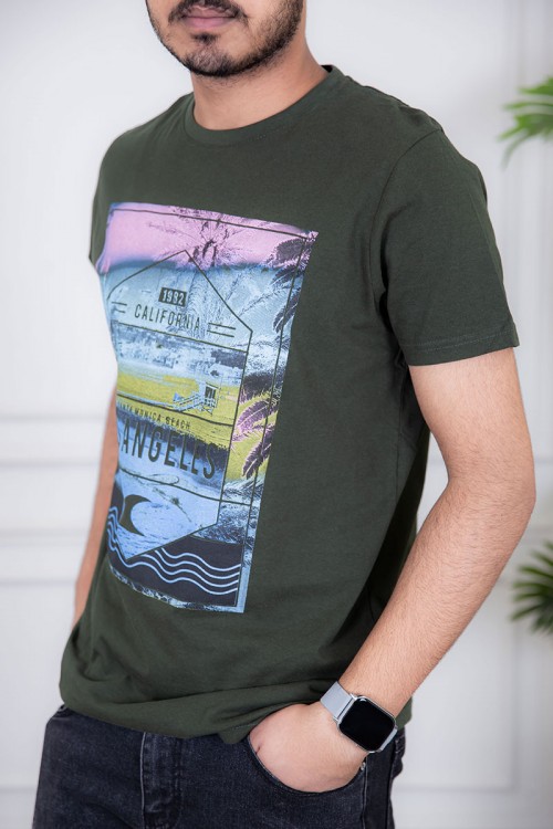 تيشيرت رجالي لون زيتي مزين بكتابات و رسومات ملونة من الأمام