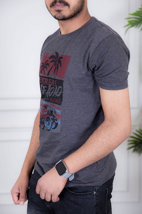 تيشيرت رجالي لون رصاصي مزين بكتابات و رسومات ملونة من الأمام