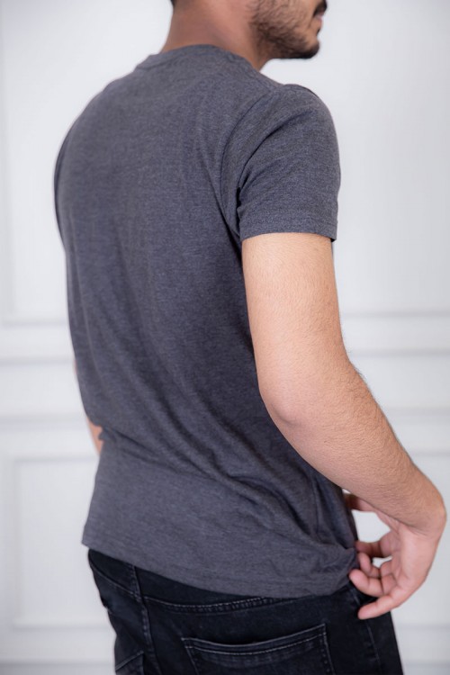 تيشيرت رجالي لون رصاصي مزين بكتابات و رسومات ملونة من الأمام