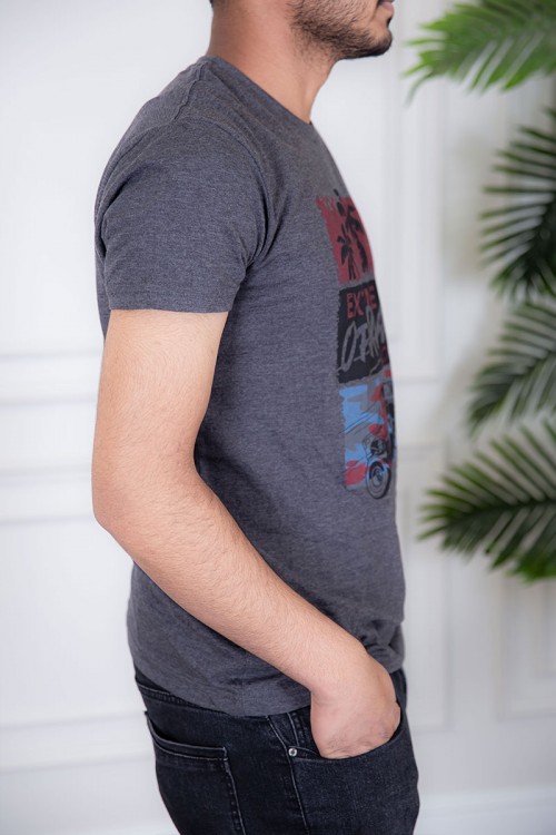 تيشيرت رجالي لون رصاصي مزين بكتابات و رسومات ملونة من الأمام