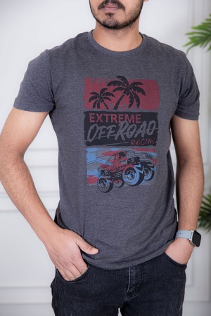 تيشيرت رجالي لون رصاصي مزين بكتابات و رسومات ملونة من الأمام