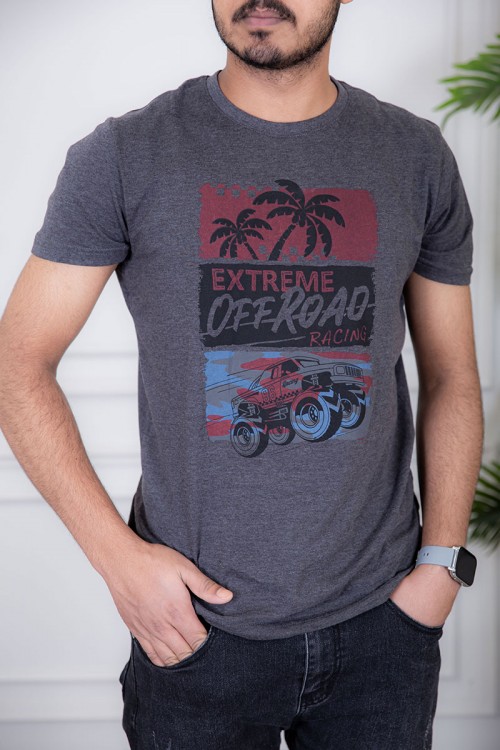 تيشيرت رجالي لون رصاصي مزين بكتابات و رسومات ملونة من الأمام