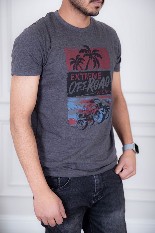 تيشيرت رجالي لون رصاصي مزين بكتابات و رسومات ملونة من الأمام