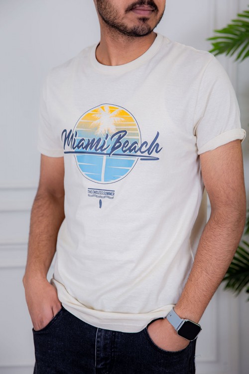 تيشيرت رجالي لون اوف وايت مزين بكتابات و رسومات ملونة من الأمام