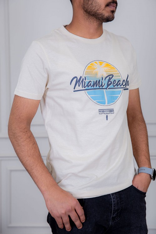 تيشيرت رجالي لون اوف وايت مزين بكتابات و رسومات ملونة من الأمام