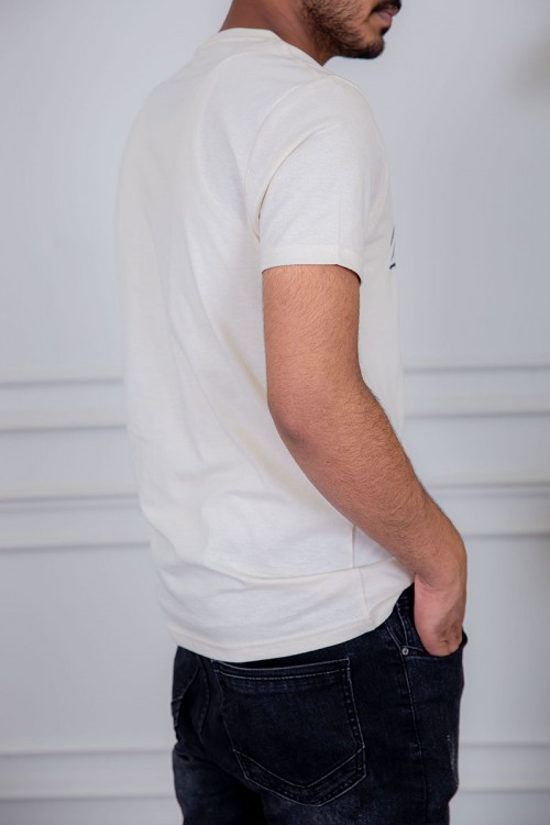 تيشيرت رجالي لون اوف وايت مزين بكتابات و رسومات ملونة من الأمام