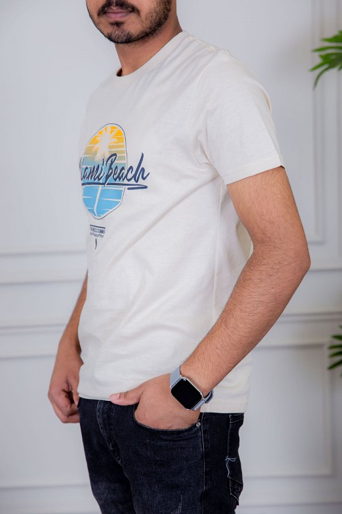 تيشيرت رجالي لون اوف وايت مزين بكتابات و رسومات ملونة من الأمام