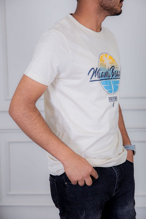 تيشيرت رجالي لون اوف وايت مزين بكتابات و رسومات ملونة من الأمام