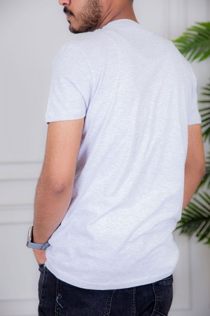 تيشيرت رجالي لون أبيض مزين بكتابات من الأمام