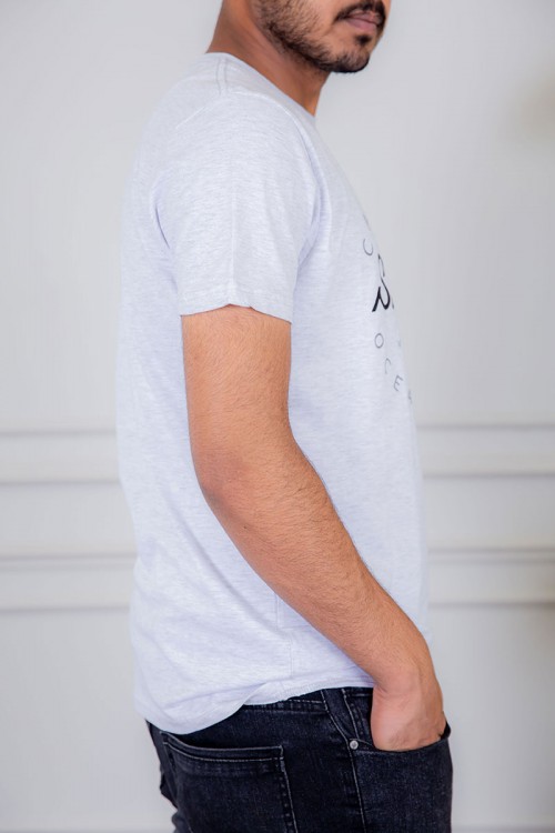 تيشيرت رجالي لون أبيض مزين بكتابات من الأمام