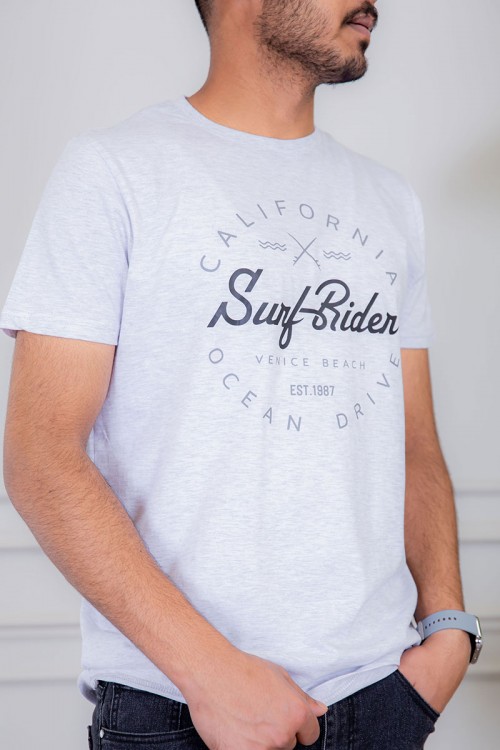 تيشيرت رجالي لون أبيض مزين بكتابات من الأمام