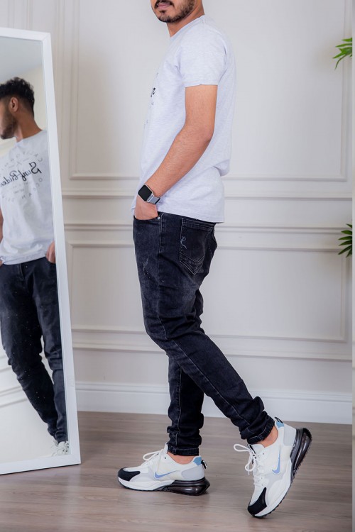 تيشيرت رجالي لون أبيض مزين بكتابات من الأمام