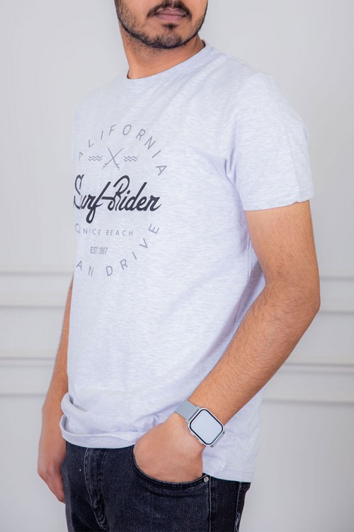 تيشيرت رجالي لون أبيض مزين بكتابات من الأمام