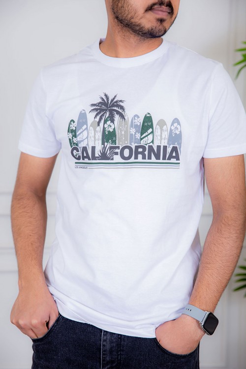 تيشيرت رجالي لون أبيض مزين بكتابات و رسومات ملونة من الأمام