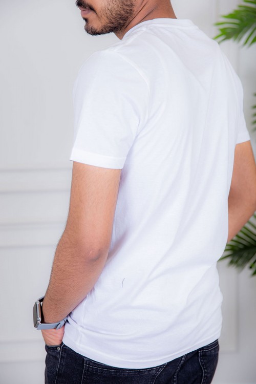 تيشيرت رجالي لون أبيض مزين بكتابات و رسومات ملونة من الأمام