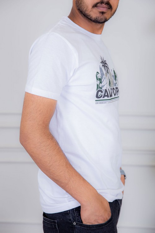 تيشيرت رجالي لون أبيض مزين بكتابات و رسومات ملونة من الأمام