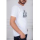 تيشيرت رجالي لون أبيض مزين بكتابات و رسومات ملونة من الأمام