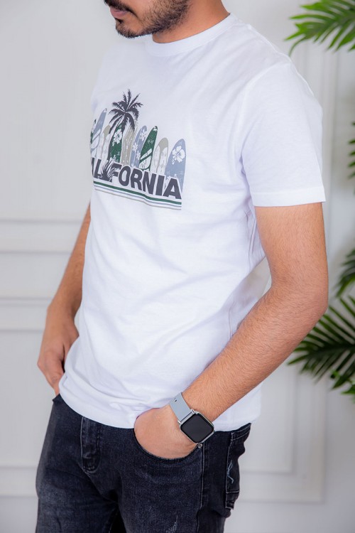 تيشيرت رجالي لون أبيض مزين بكتابات و رسومات ملونة من الأمام