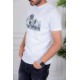 تيشيرت رجالي لون أبيض مزين بكتابات و رسومات ملونة من الأمام