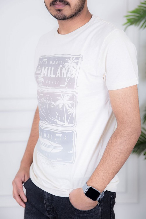 تيشيرت رجالي لون أبيض مزين برسومات و كتابات من الأمام