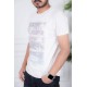 تيشيرت رجالي لون أبيض مزين برسومات و كتابات من الأمام