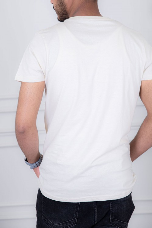 تيشيرت رجالي لون أبيض مزين برسومات و كتابات من الأمام