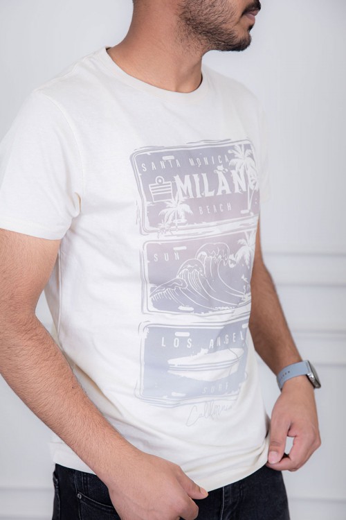تيشيرت رجالي لون أبيض مزين برسومات و كتابات من الأمام