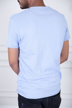 تيشيرت رجالي لون سماوي مزين برسومات و كتابات من الأمام