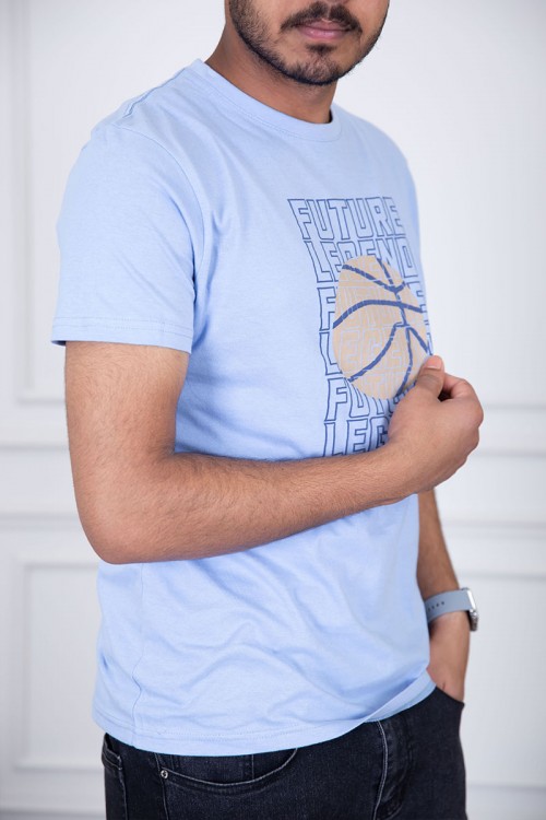تيشيرت رجالي لون سماوي مزين برسومات و كتابات من الأمام