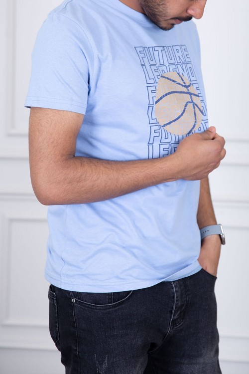تيشيرت رجالي لون سماوي مزين برسومات و كتابات من الأمام