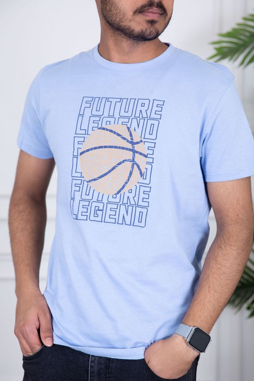 تيشيرت رجالي لون سماوي مزين برسومات و كتابات من الأمام