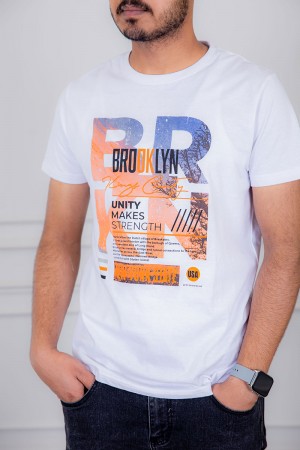 تيشيرت رجالي لون أبيض مزين بكتابات و رسومات ملونة من الأمام