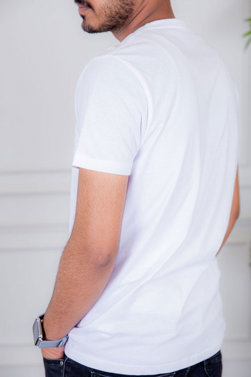 تيشيرت رجالي لون أبيض مزين بكتابات و رسومات ملونة من الأمام