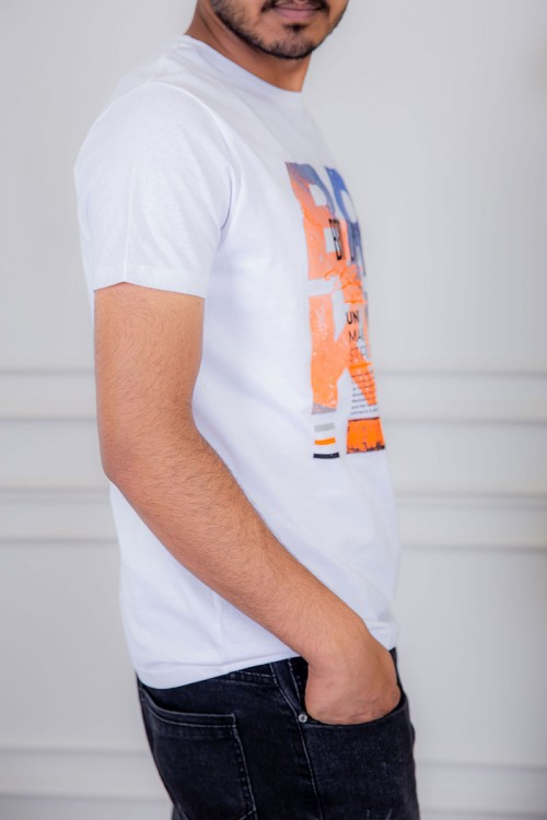 تيشيرت رجالي لون أبيض مزين بكتابات و رسومات ملونة من الأمام