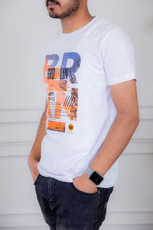 تيشيرت رجالي لون أبيض مزين بكتابات و رسومات ملونة من الأمام