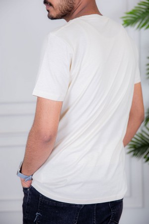 تيشيرت رجالي لون اوف وايت مزين بكتابات و رسومات ملونة من الأمام