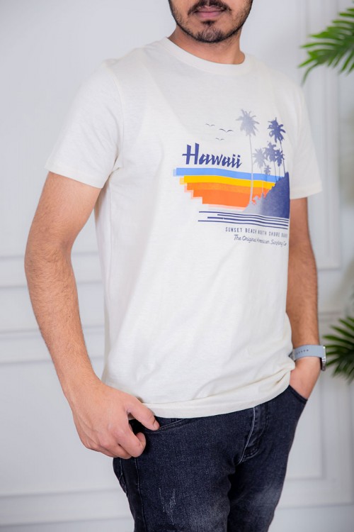 تيشيرت رجالي لون اوف وايت مزين بكتابات و رسومات ملونة من الأمام