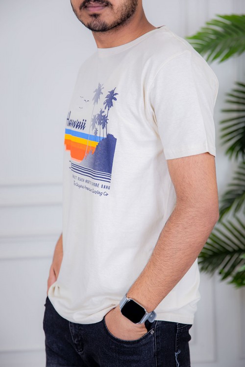 تيشيرت رجالي لون اوف وايت مزين بكتابات و رسومات ملونة من الأمام