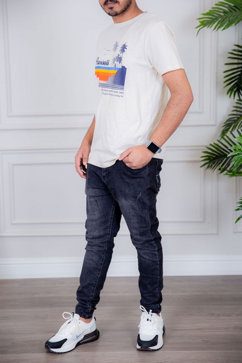 تيشيرت رجالي لون اوف وايت مزين بكتابات و رسومات ملونة من الأمام