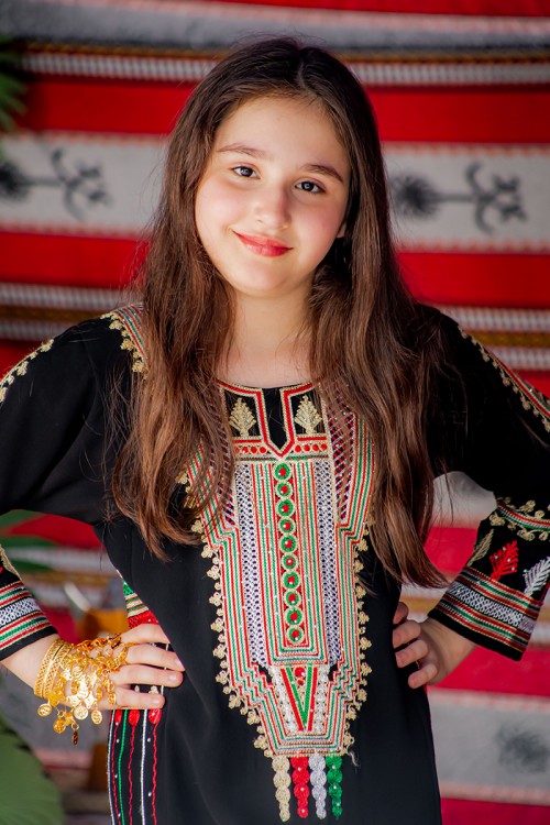 جلابية بناتي عسيري لون أسود بتطريز تراثي ملون من الأمام و الخلف