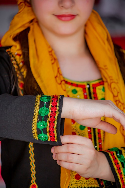 جلابية بناتي عسيري لون أسود بتطريز تراثي ملون