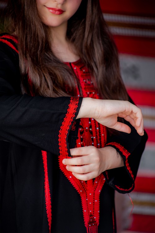 جلابية بناتي تراثي لون أسود بتطريز لون أحمر