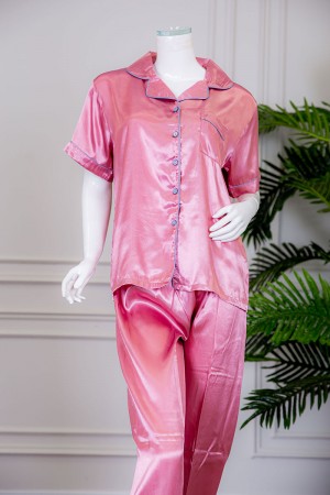 بيجاما نسائية ساتان قطعتين لون وردي بلوزة بياقة مطوية و جيب و أزرار من الأمام ذو أكمام قصيرة مع بنطلون طويل