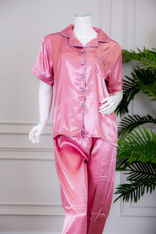 بيجاما نسائية ساتان قطعتين لون وردي بلوزة بياقة مطوية و جيب و أزرار من الأمام ذو أكمام قصيرة مع بنطلون طويل