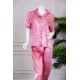 بيجاما نسائية ساتان قطعتين لون وردي بلوزة بياقة مطوية و جيب و أزرار من الأمام ذو أكمام قصيرة مع بنطلون طويل