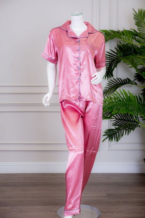 بيجاما نسائية ساتان قطعتين لون وردي بلوزة بياقة مطوية و جيب و أزرار من الأمام ذو أكمام قصيرة مع بنطلون طويل