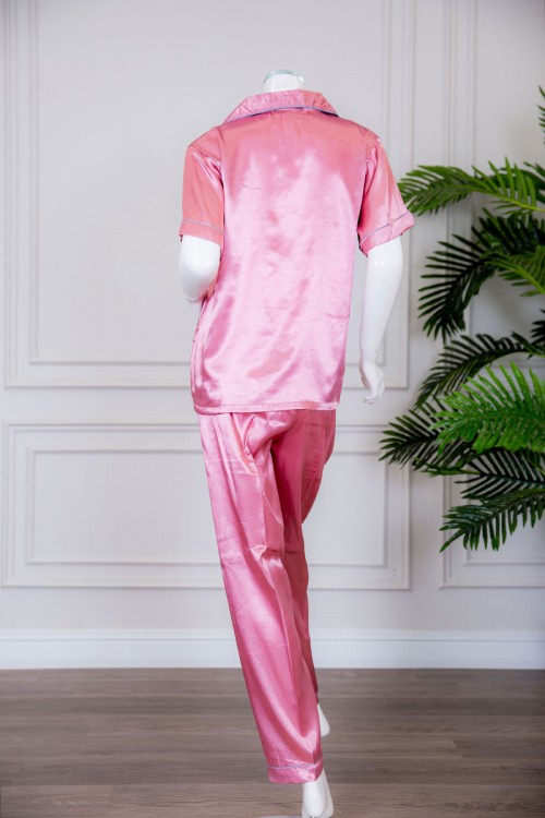 بيجاما نسائية ساتان قطعتين لون وردي بلوزة بياقة مطوية و جيب و أزرار من الأمام ذو أكمام قصيرة مع بنطلون طويل