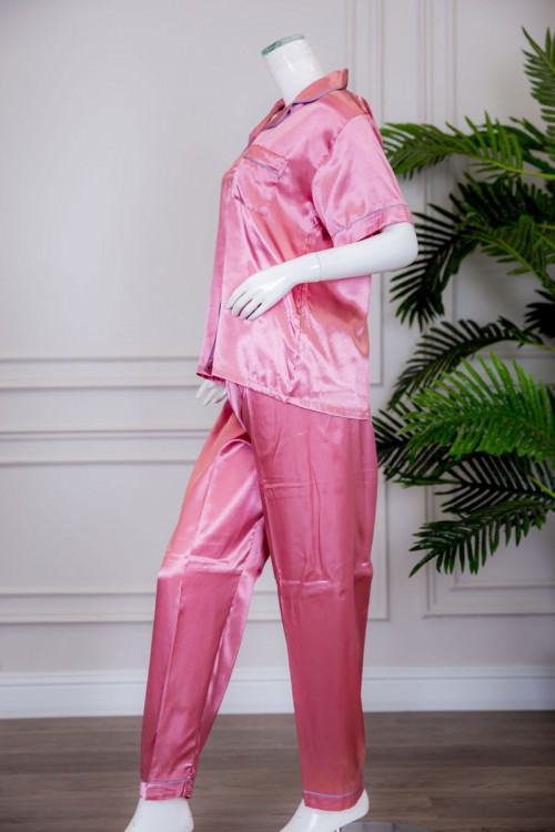 بيجاما نسائية ساتان قطعتين لون وردي بلوزة بياقة مطوية و جيب و أزرار من الأمام ذو أكمام قصيرة مع بنطلون طويل